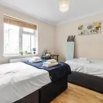 Experience Comfort & Style Cosy Private Room In Roundway London