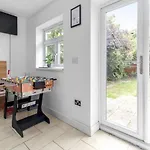 Experience Comfort & Style Cosy Private Room In Roundway London