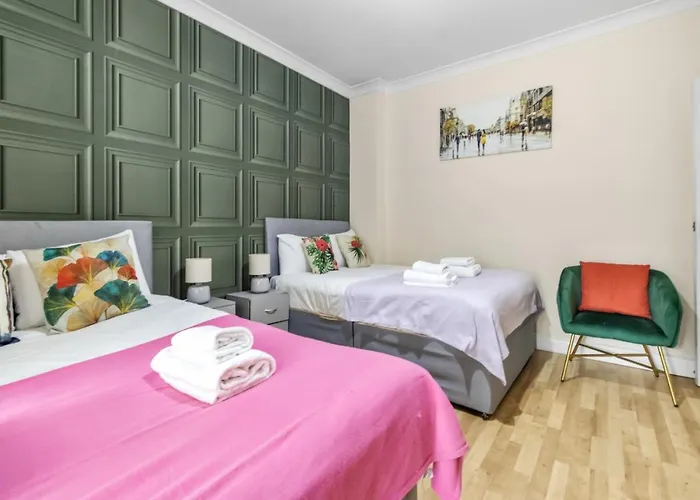 Experience Comfort & Style Cosy Private Room In Roundway London