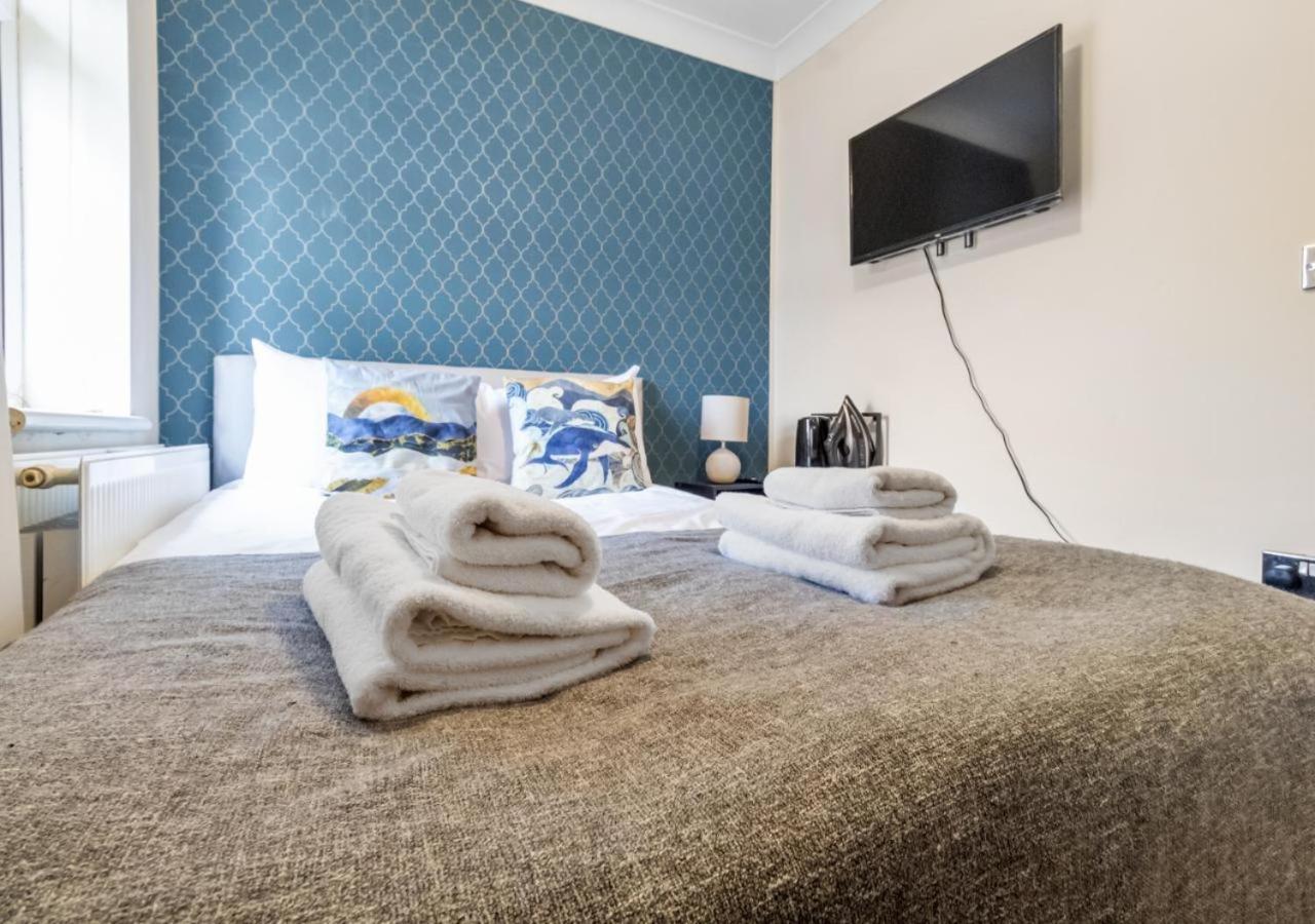Experience Comfort & Style Cosy Private In Roundway Appartamento