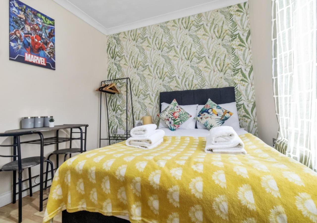 Experience Comfort & Style Cosy Private In Roundway Londra