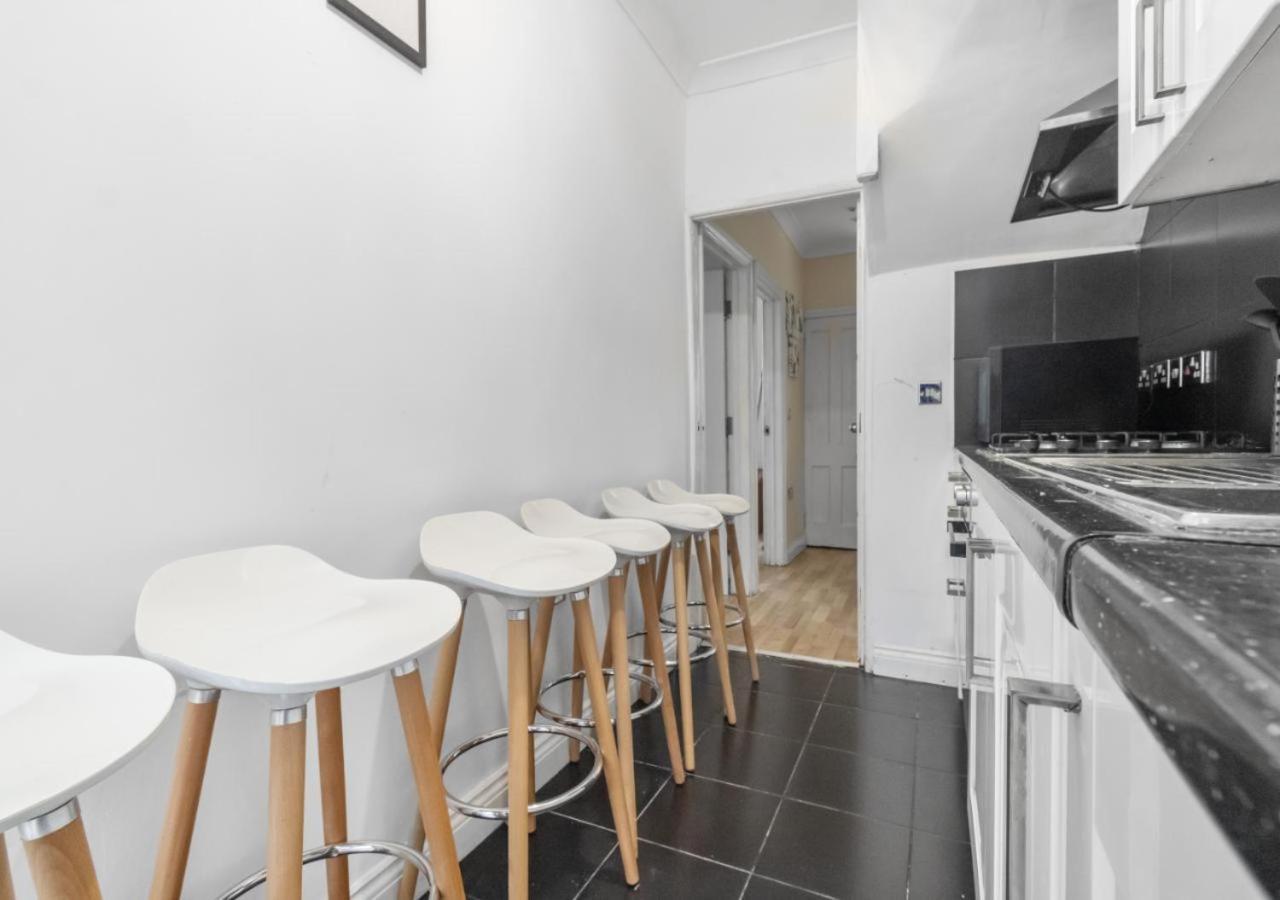 Experience Comfort & Style Cosy Private In Roundway Appartamento