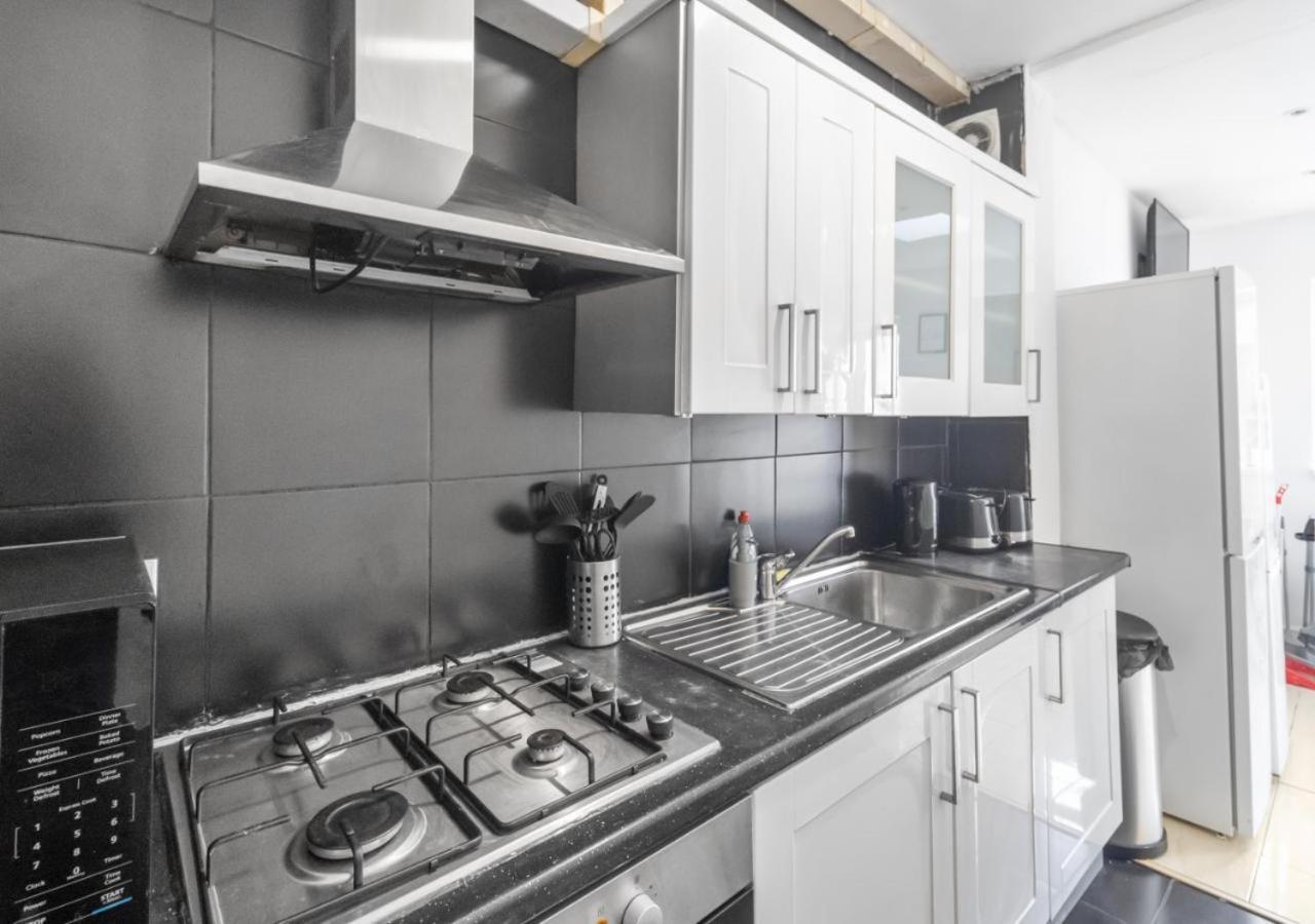 Experience Comfort & Style Cosy Private In Roundway Appartamento Londra